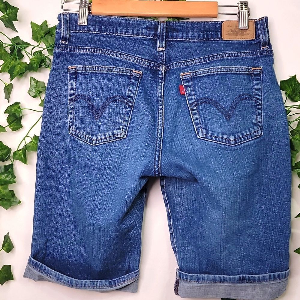 Levi's. Blue Bermuda Shorts Relaxed Fit. Size 8. - Picture 2 of 8
